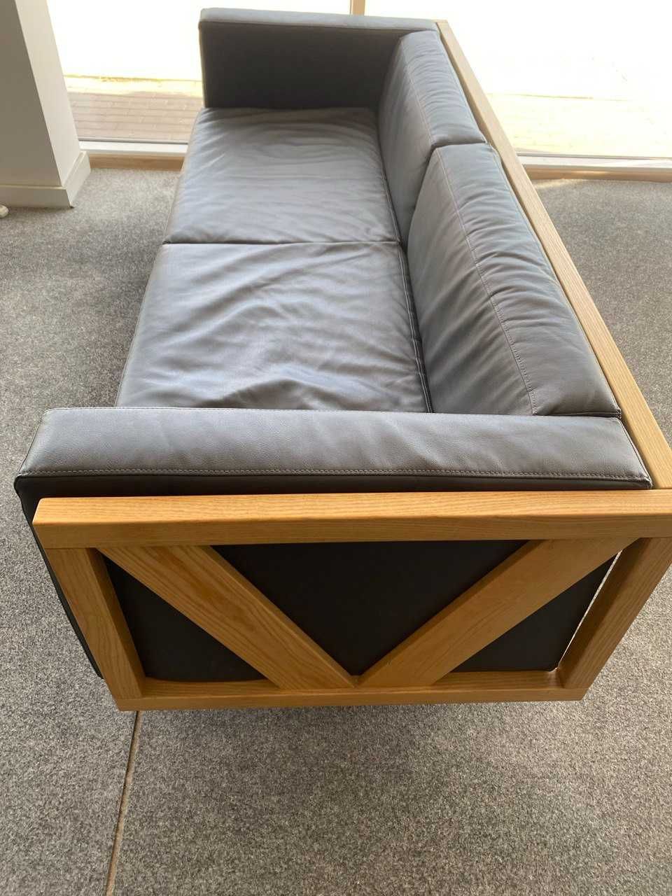 Стильний диван в офіс