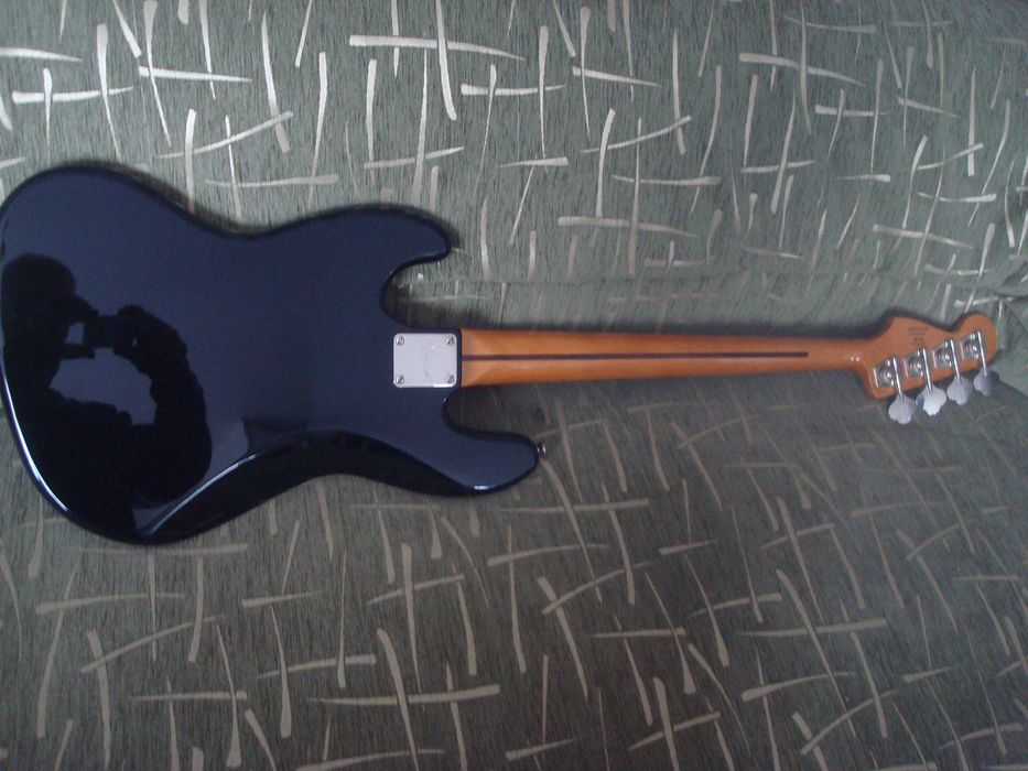 Продам бас гитару с комбоусителем