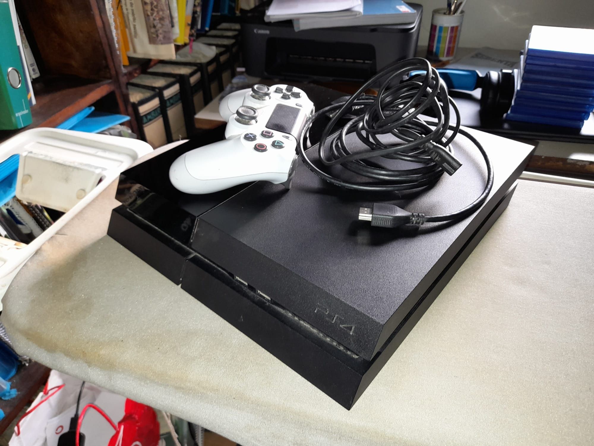 Vende-se PlayStation 4 e jogos