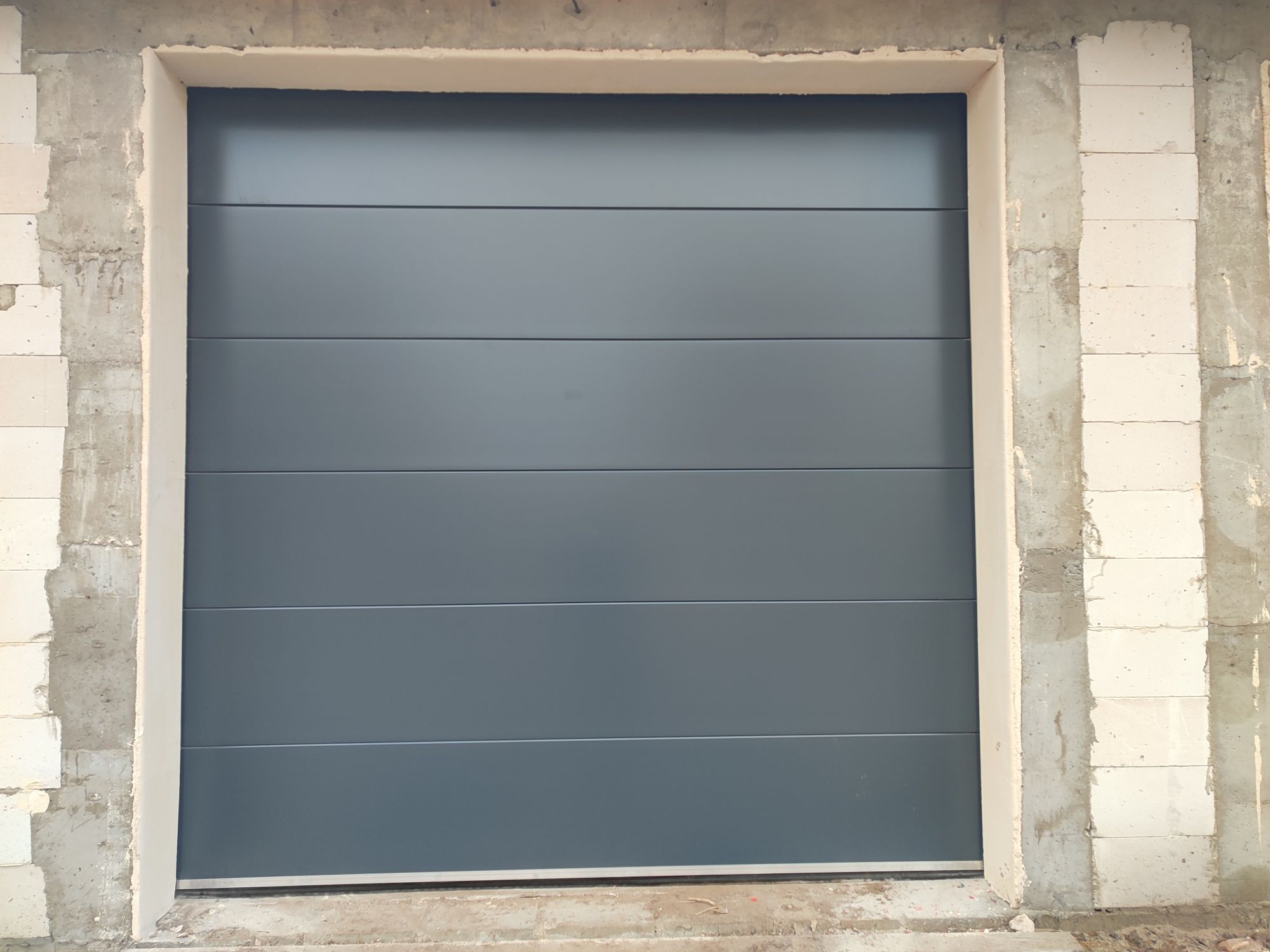 Brama garażowa 3x3 m.  Kolor czarny 9005 , antracyt 7016 , biała 9010
