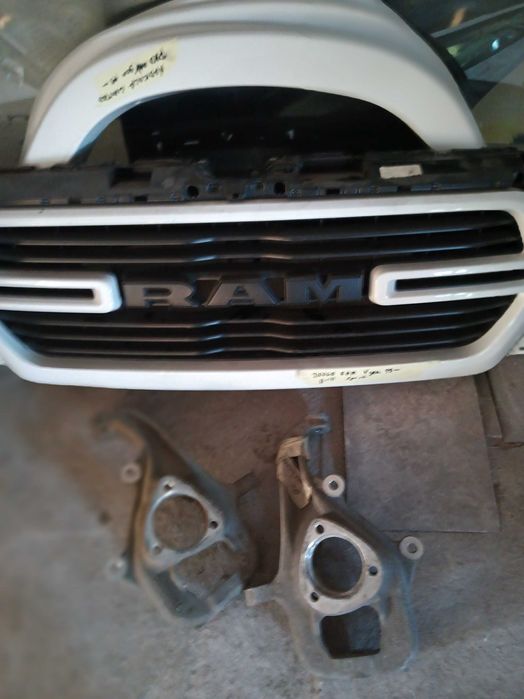 Dodge Ram grill koła