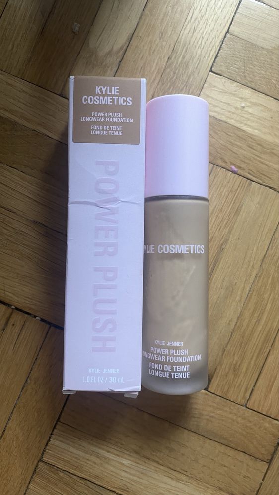 Podklad Kylie Cosmetics Power Plush odcien 4N