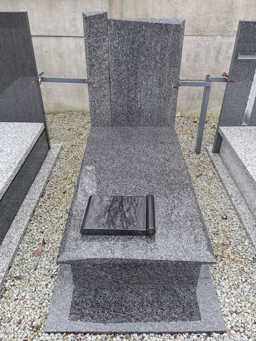 Nagrobek granitowy