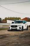 Eleganckie białe auto do ślubu Volvo XC60