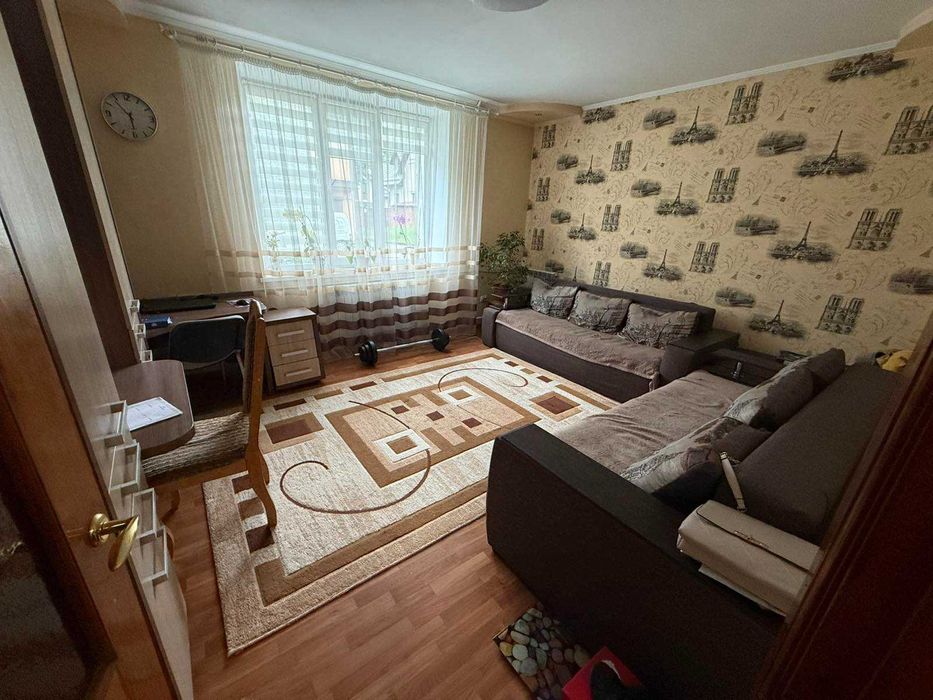 3-к  (по факту 2 окремі квартири)—кожна з власним входом, кух та санв.