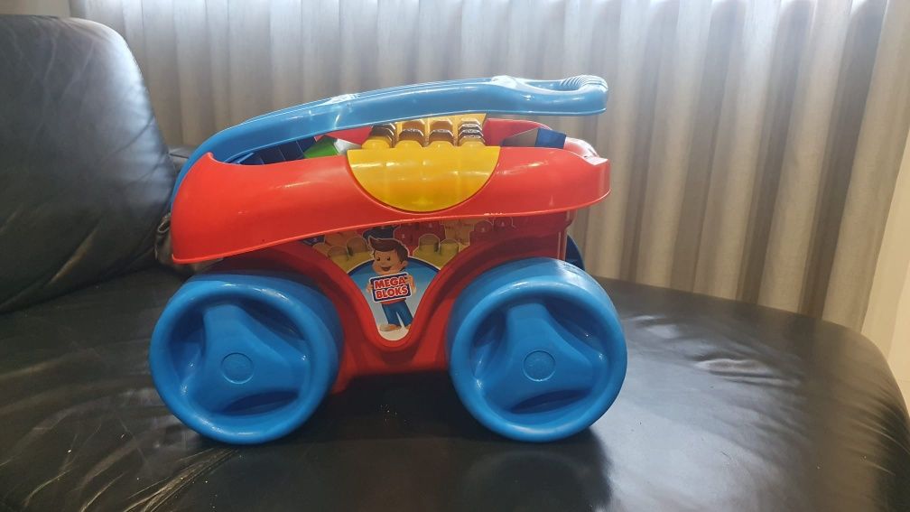 Carrinho com legos