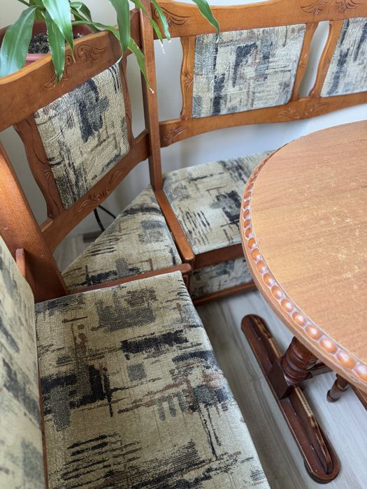 Кухонний куточок, деревʼяний дубовий стіл. Стільці, кутовий дубовий