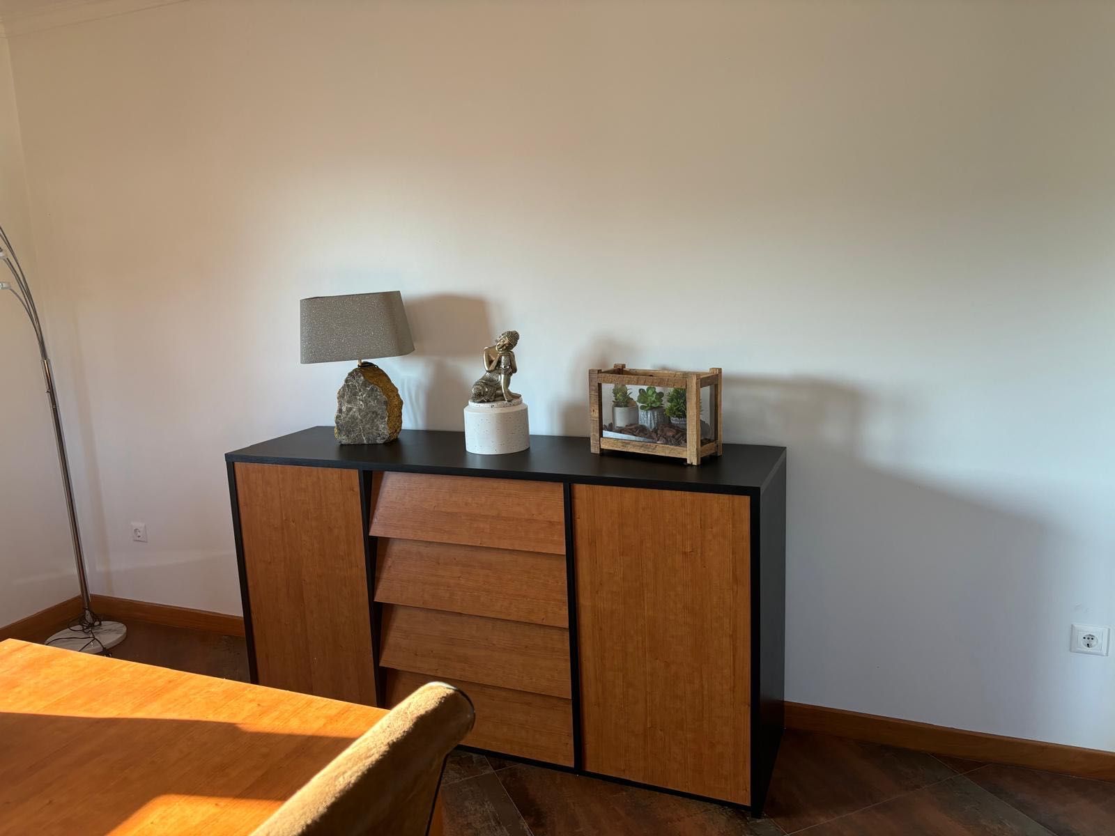 Conjunto Mesa e Cadeiras + Aparador
