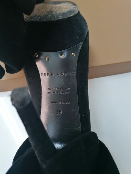 Sapatos veludo pretos em pele