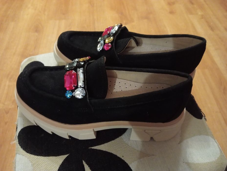 Buty na wysokiej podeszwie rozmiar 36