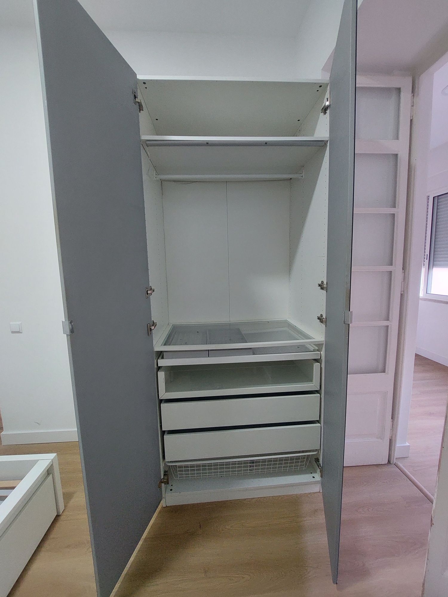 Armário IKEA branco com portas espelhadas – PRECISA DE REPAROS!!