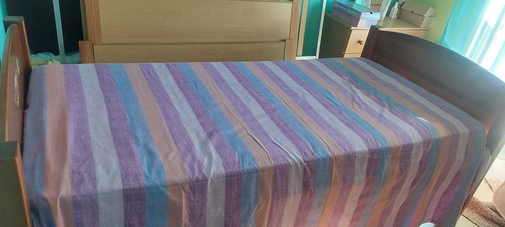 Cama solteiro  com marcas de uso