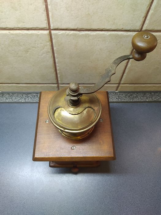 Stary drewniany młynek do kawy