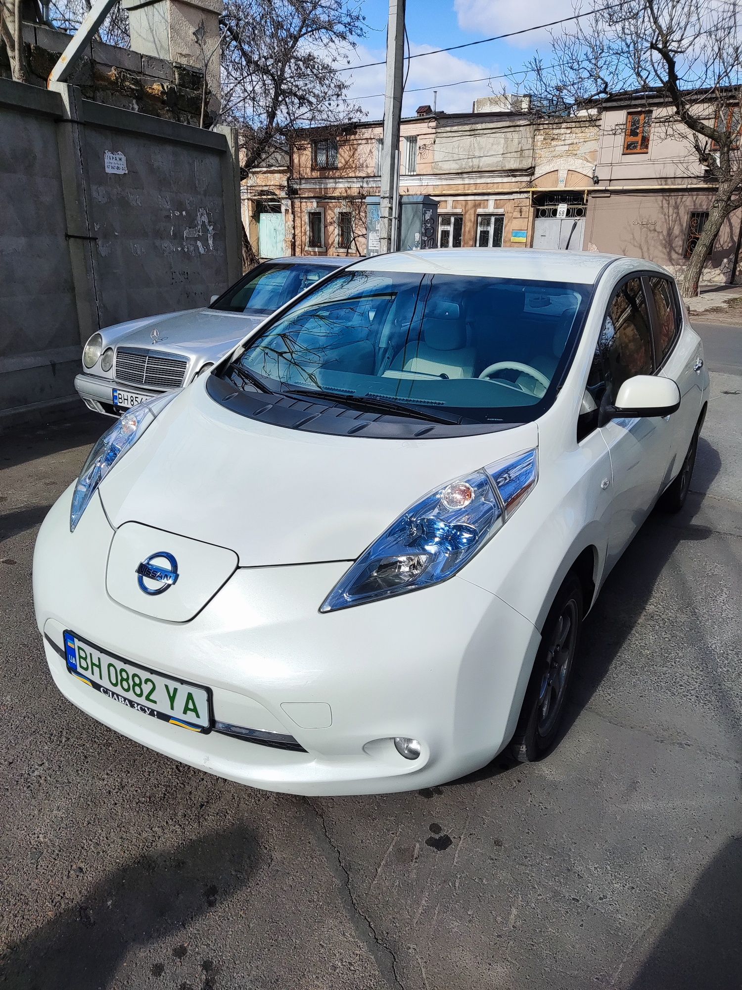 Nissan leaf  запас хода 120-130 км