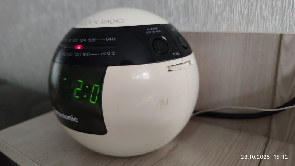Радиоприемник ,часы, будильник Panasonic RS-70 (Made in Singapore)