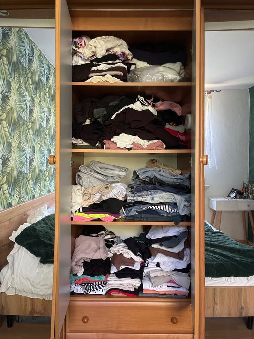 Szafa na ubrania z lustrami