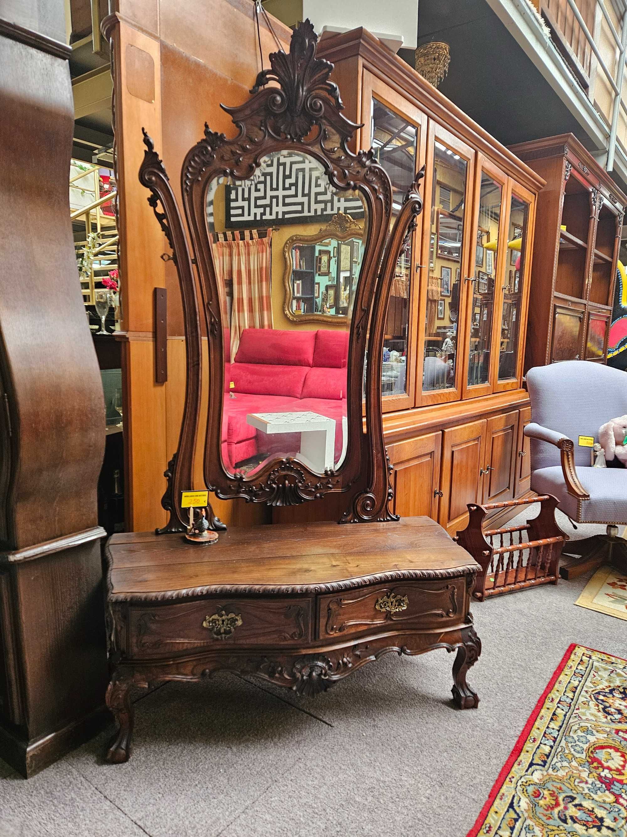Móvel de quarto antigo em madeira maciça com es