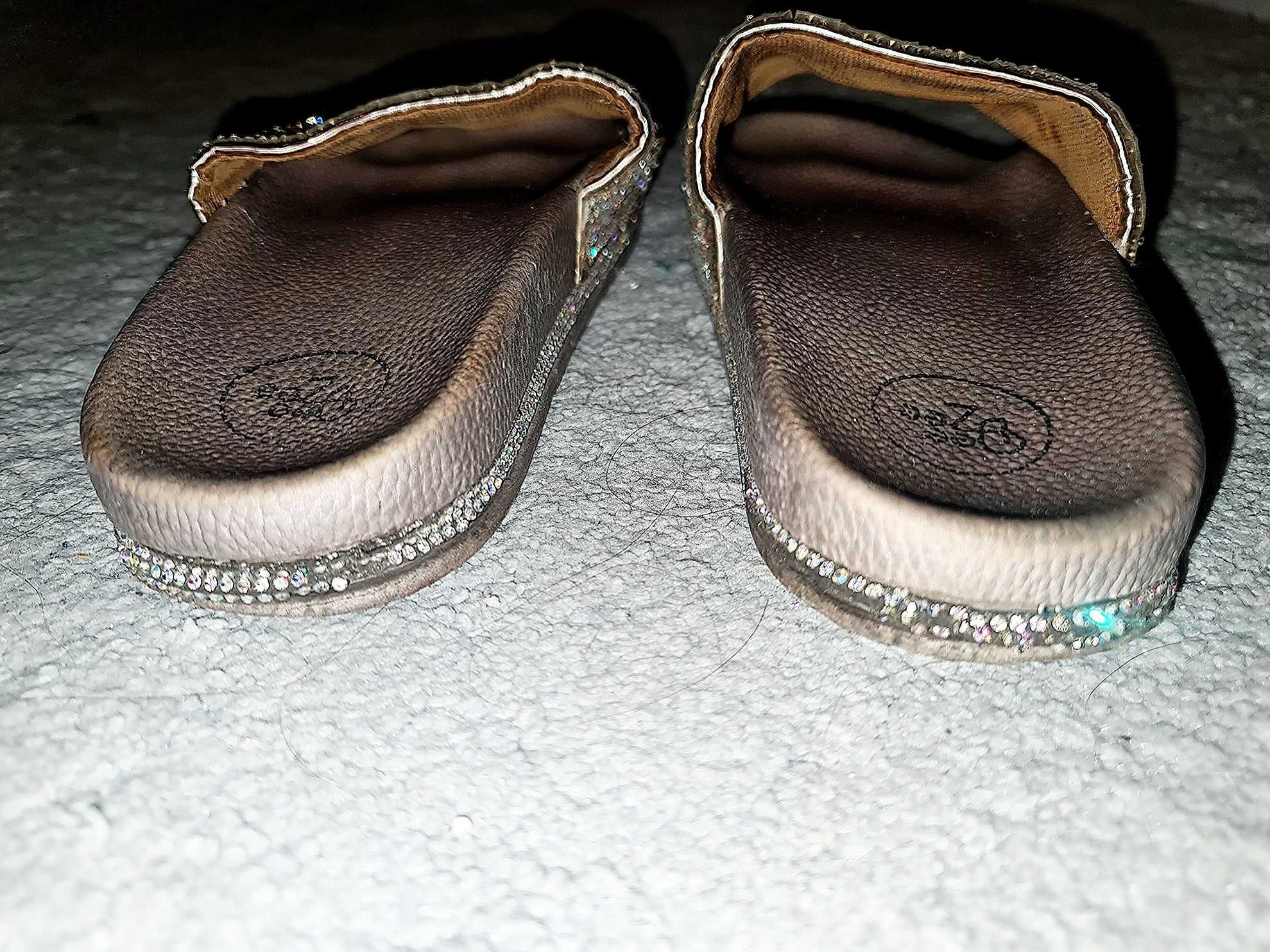 klapki buty kamienie deezze