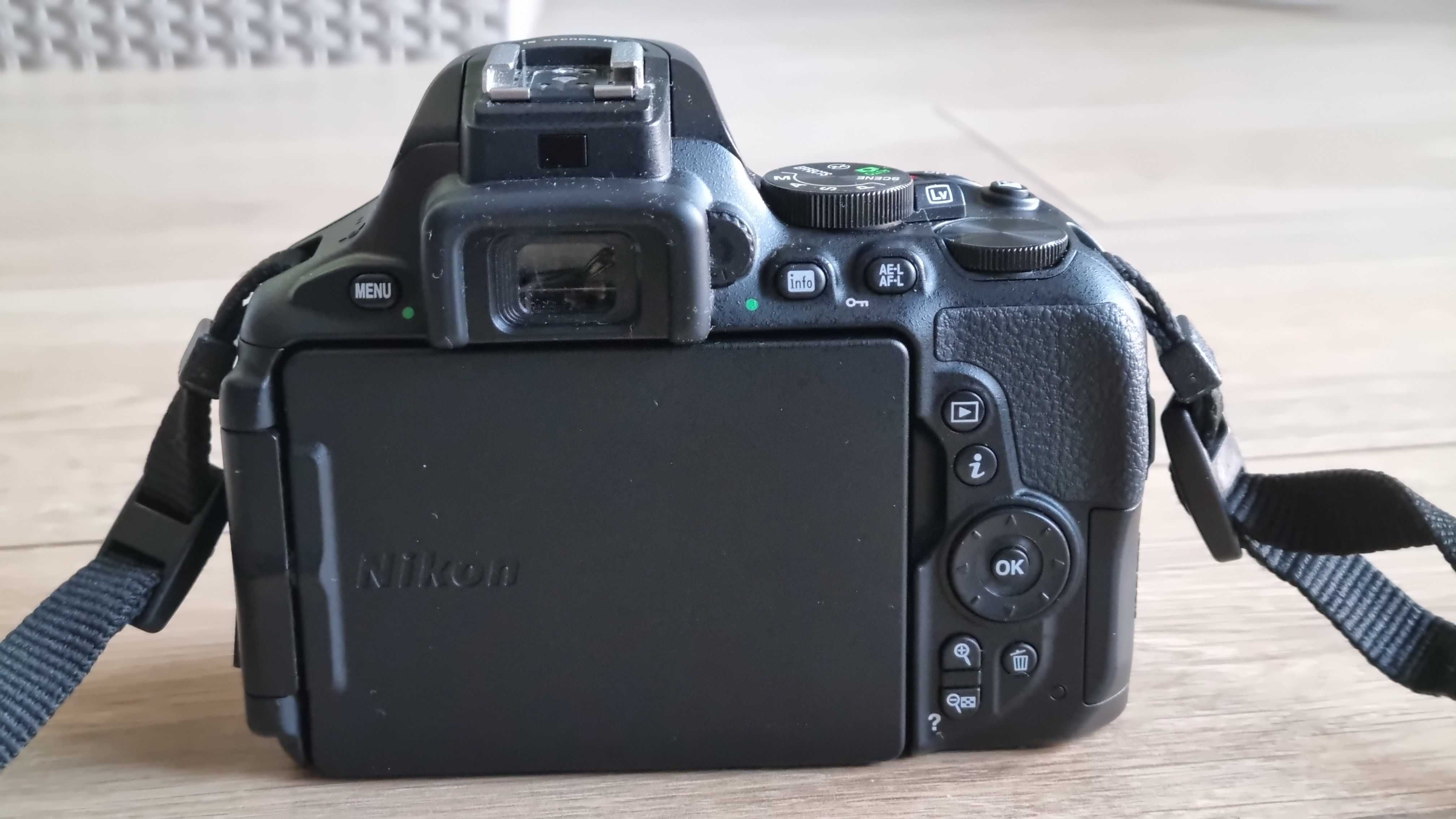 Nikon D5600 (tylko korpus, z torbą Case Logic)