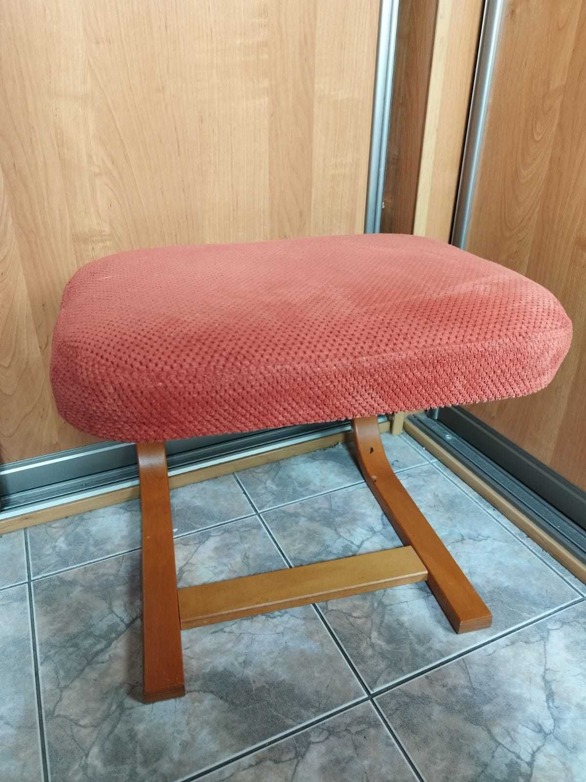 Dwa czerwone podnóżki /stołki