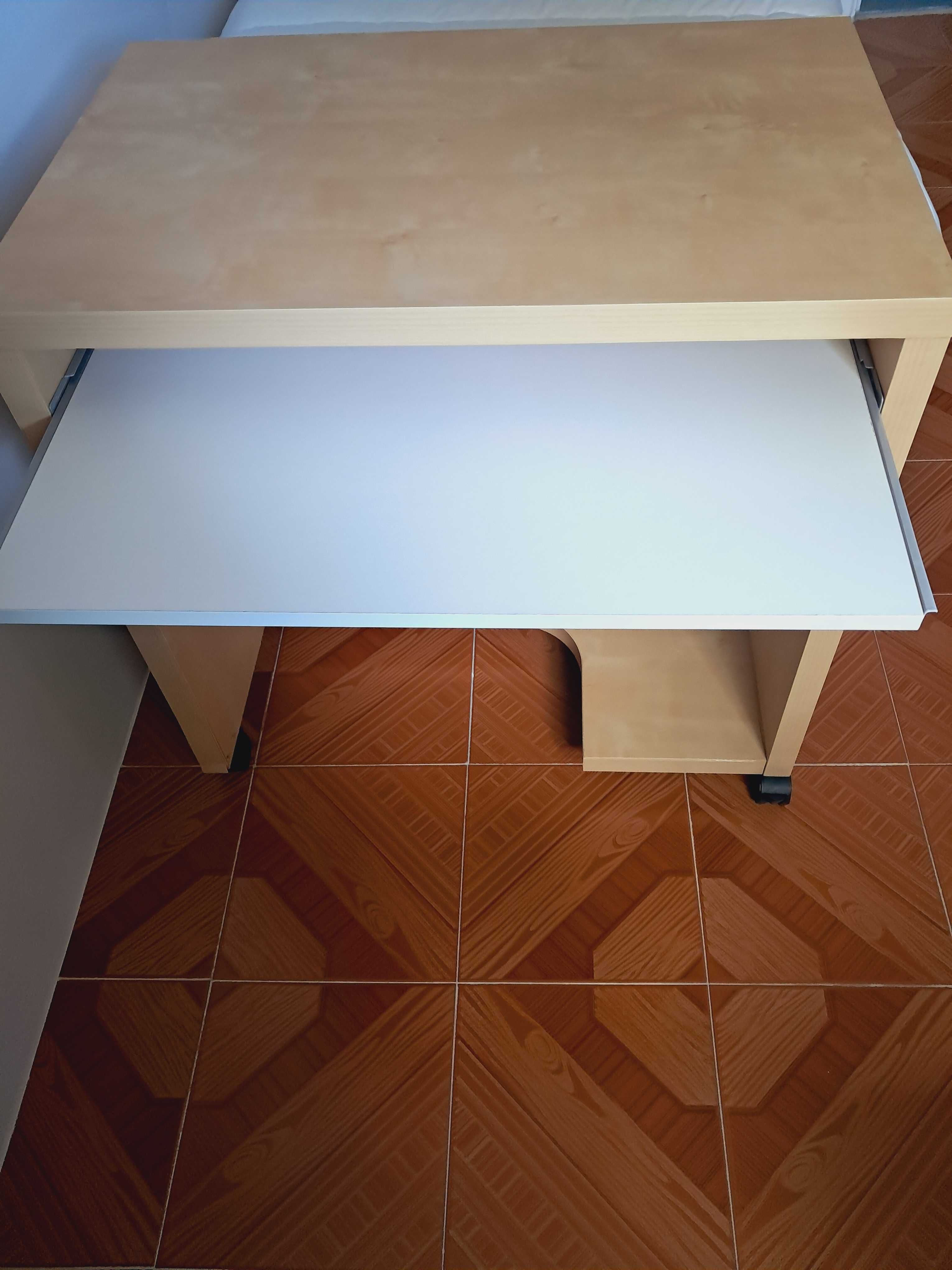 Para estudar confortavelmente sem gastar muito: Secretária ikea