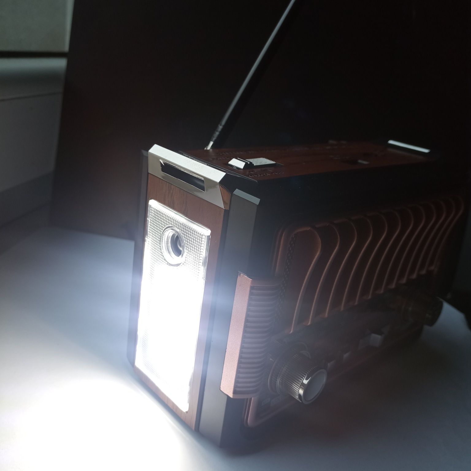 Radio FM retro z latarką karta pamięci pendrive Bluetooth