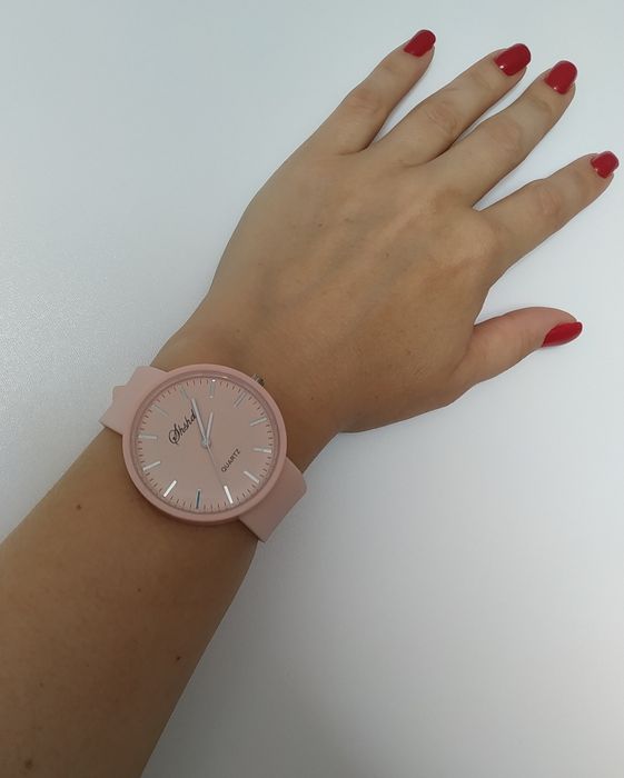 Zegarek na rękę różowy pasek silikonowy