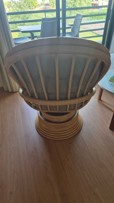 Cadeirão de sala em bambu com almofadado em pele cinza