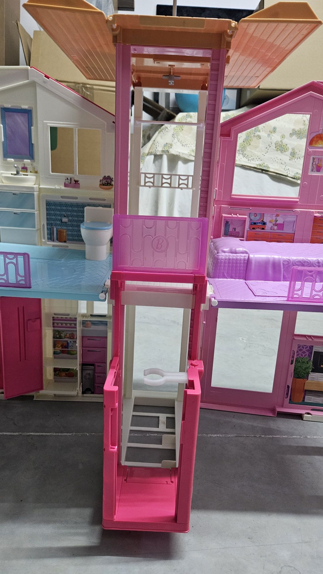 Conjunto Barbie: inclui casa Barbie story townhouse, bicicleta, carro