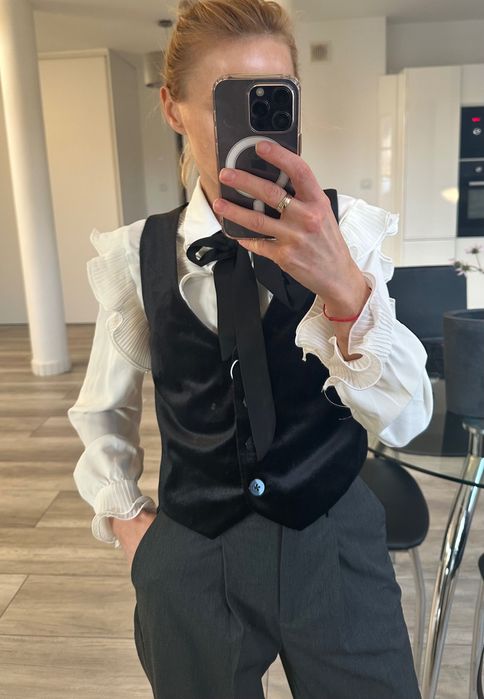 Nowa aksamitna kamizelka Mango