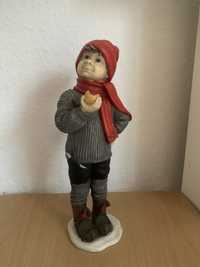 керамическая фигурка декор  мальчик ест яблоко. Норвегия