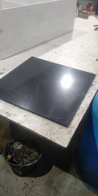 Продам черную глянцевую напольную плитку 600×600