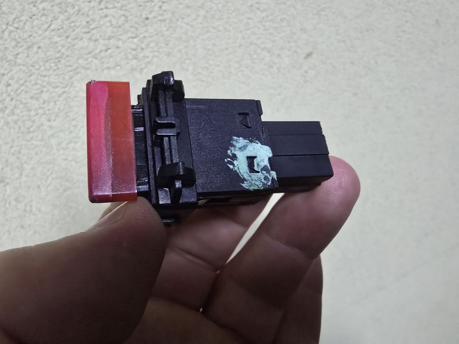 Sprzedam przełącznik świateł awaryjnych do Audi A2