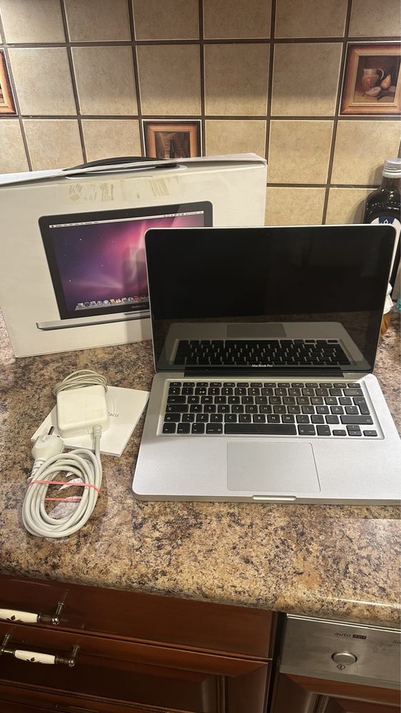 Laptop MacBook APPLE i5 + ładowarka - super stan!