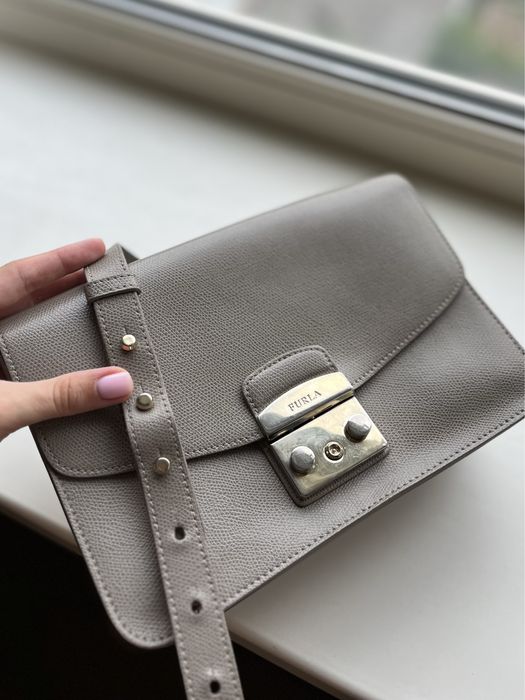 Бежево-сіра базова сумка на плече на ланцюжку Furla Metropolis Taupe