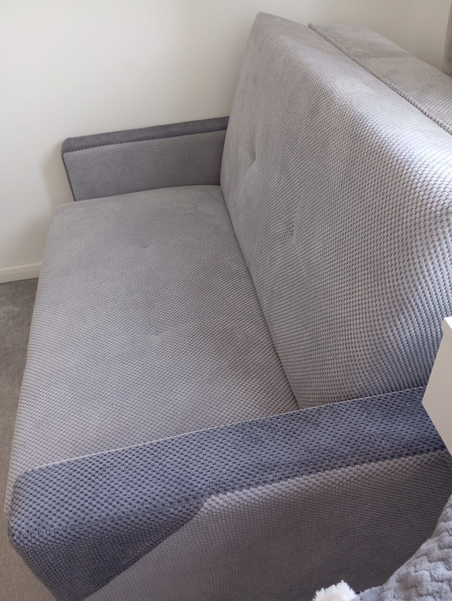 sofa z funkcją spania i pojemnikiem na pościel