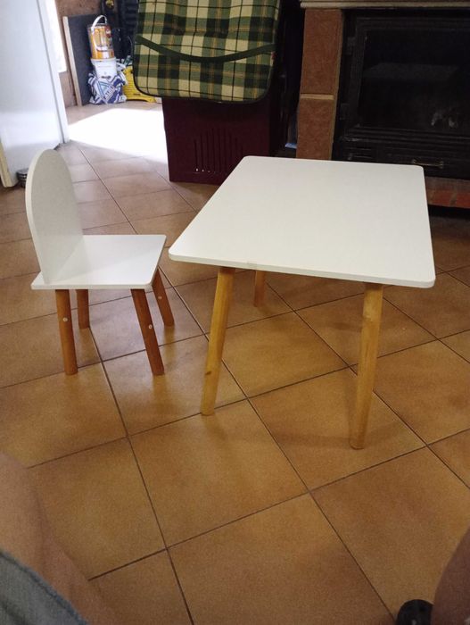 Drewniany stolik i krzesło dla dziecka