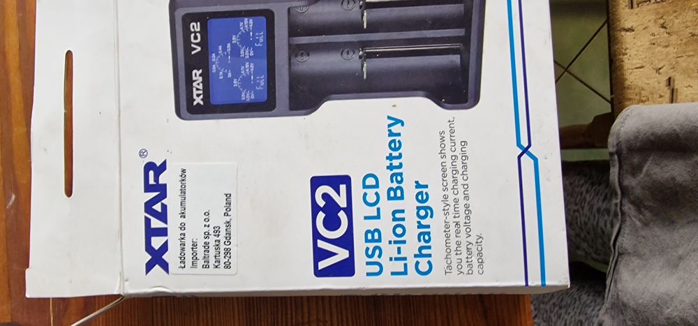 Ładowarka do akumulatorków i akumulatorki.