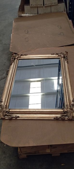 Espelho com moldura em madeira