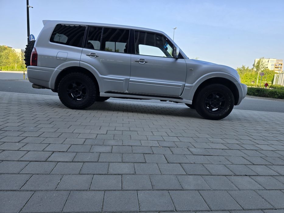 Pajero 3,2 diesel Rally Art  7 osób automat hak 3,3t