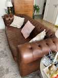 Sofá 3 lugares Chesterfield em pele natural + banqueta