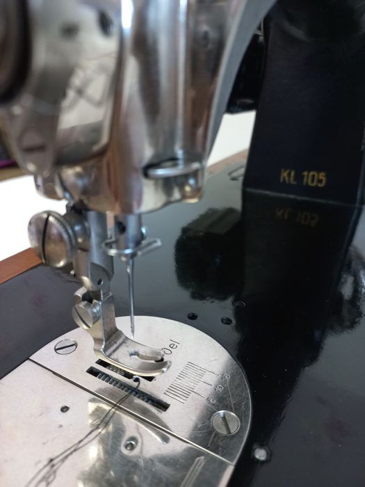 Швейная машинка Bernina KL105.