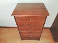 Cama, colchão, mesinha de cabeceira e 2 armários