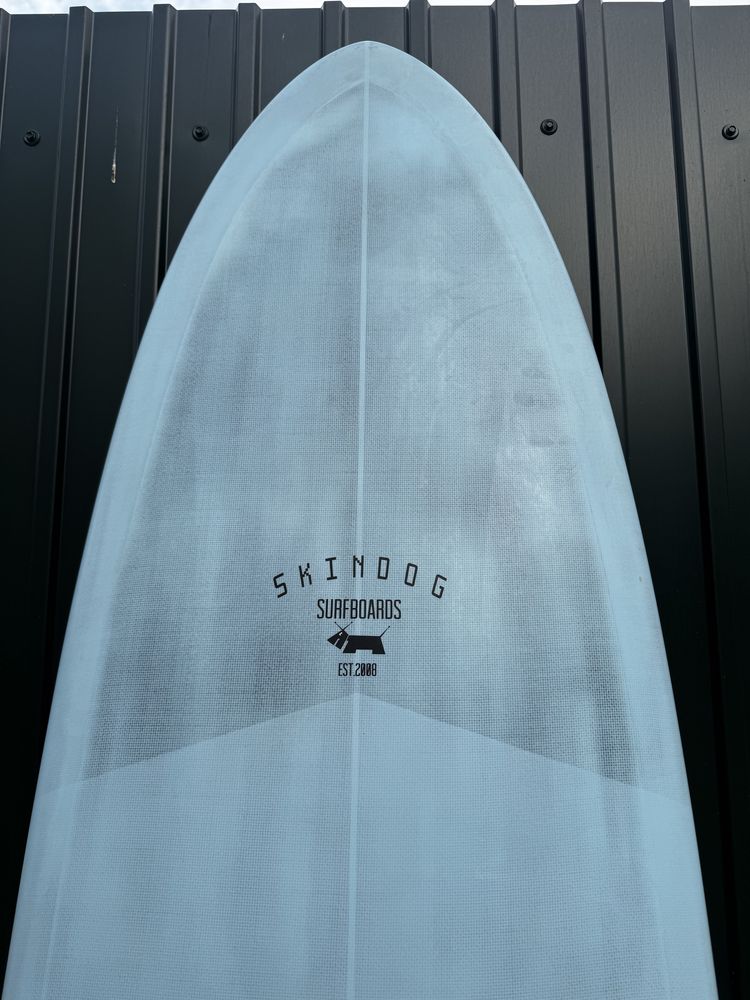 ULTIMO PREÇO Mid length SKINDOG OVA 7’6” 53 ltr em Thunderbolt BLACK