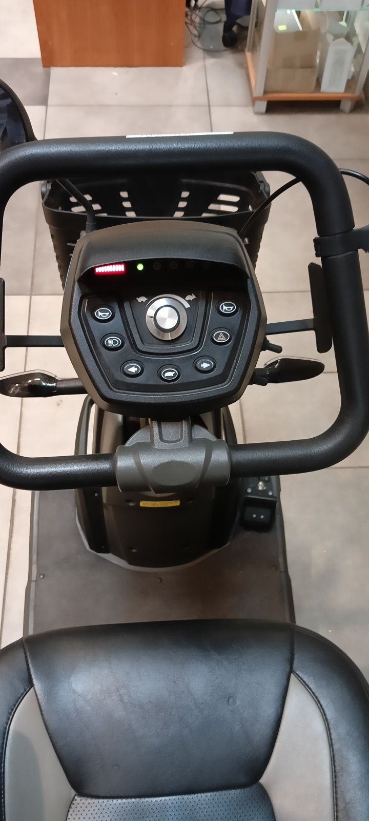 Skuter elektryczny dla seniora . Skuter inwalidzki akumulatorowy