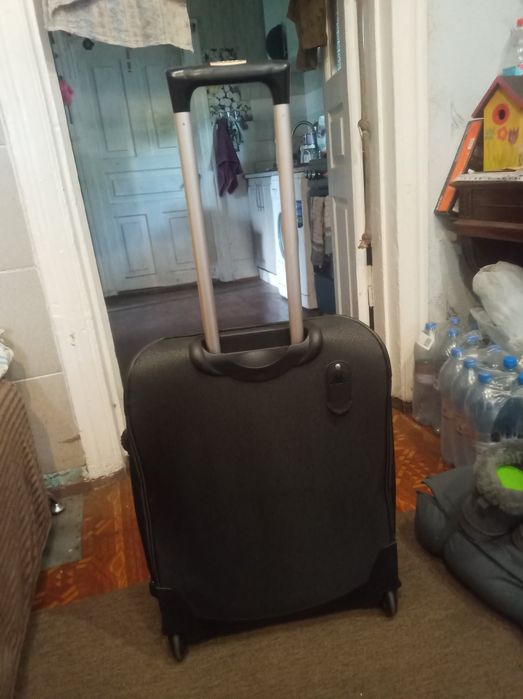 Чемодан дорожный на колёсиках