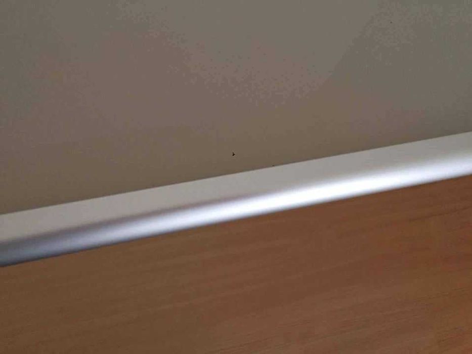 Mesa/ secretaria (1.59 m x 0.79 cm Altura 0.74 cm)