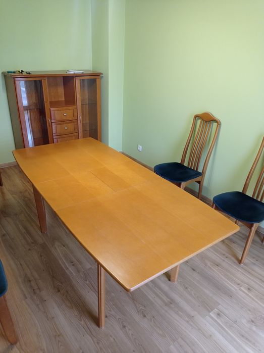Rozkładany drewniany stół z 6 krzesłami