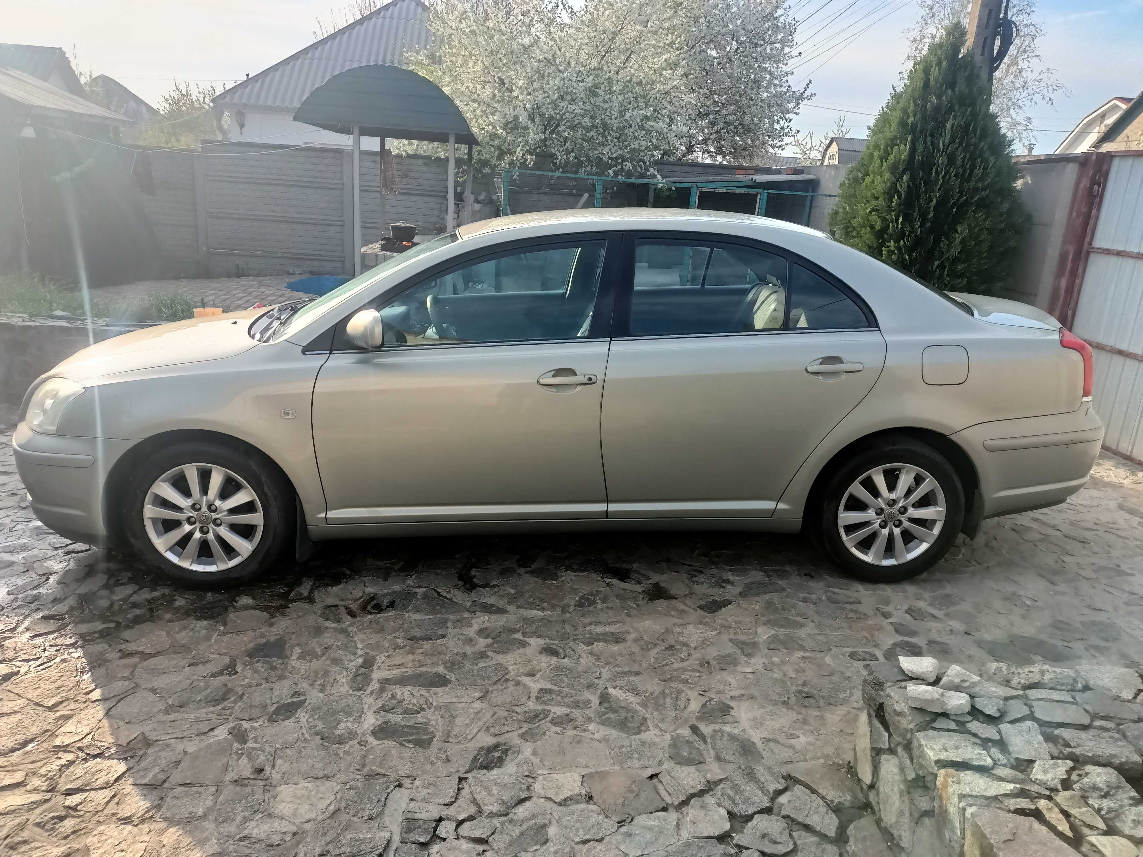 Toyota avensis 2005 года