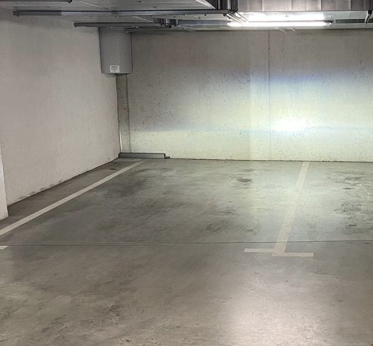 Miejsce postojowe w garażu podziemnym Komuny Paryskiej 90
